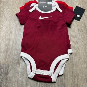 Nike Baby Bodysuit 3-Pack in Team Red & White